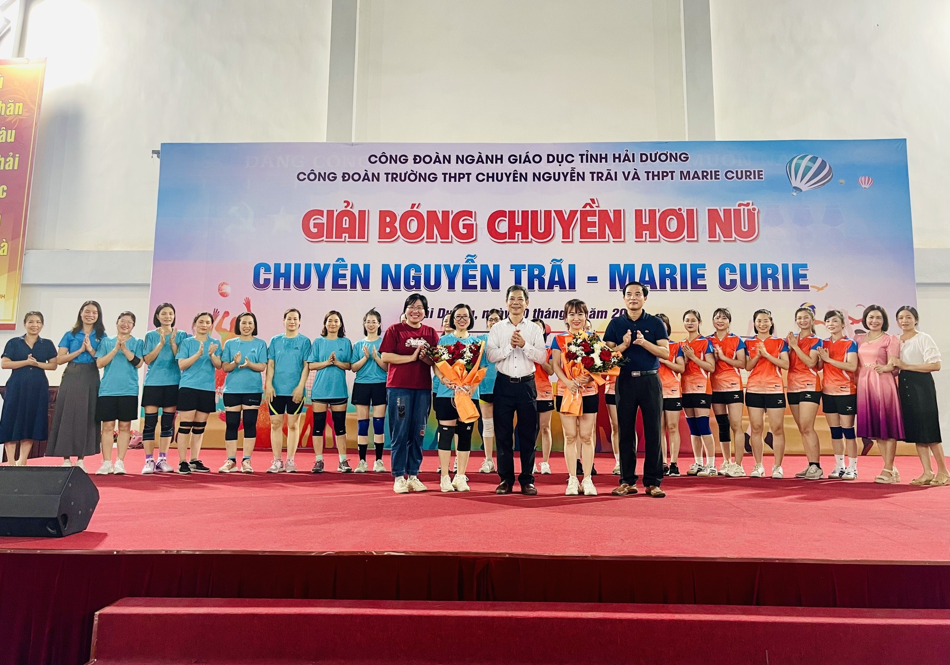 Sôi nổi giải Bóng chuyền hơi nữ : THPT CHUYÊN NGUYỄN TRÃI - THPT MARIE CURIE.